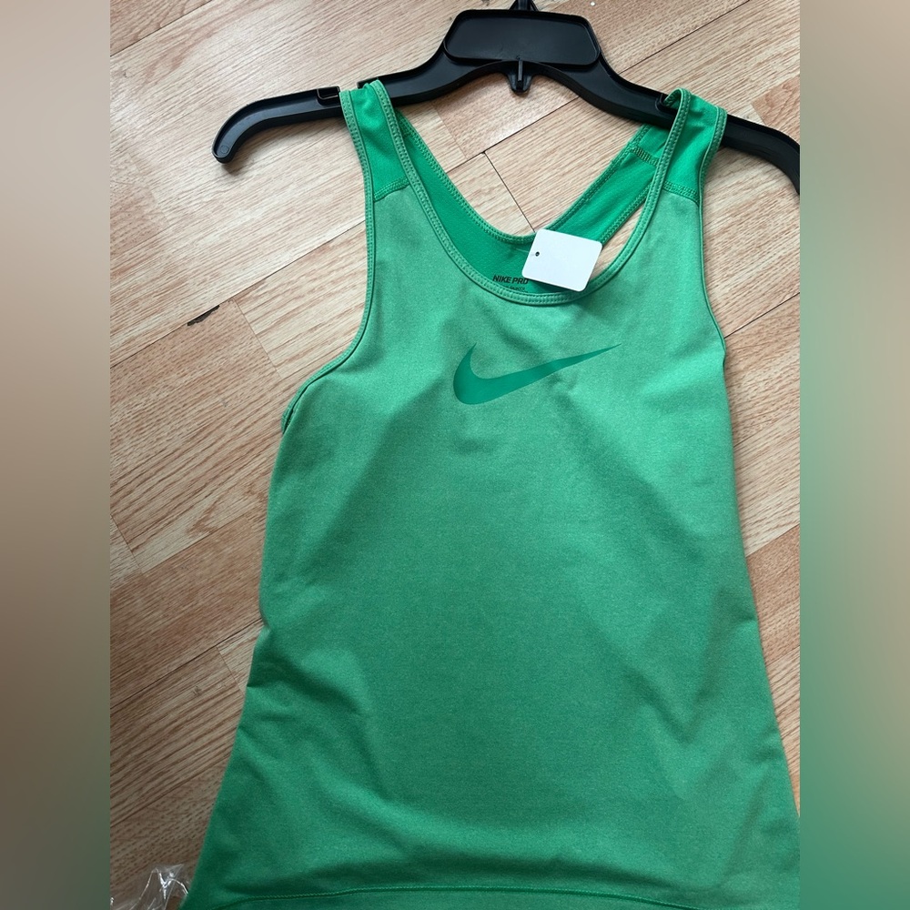 Nike Women's Green Tank Top
Women’s
Small